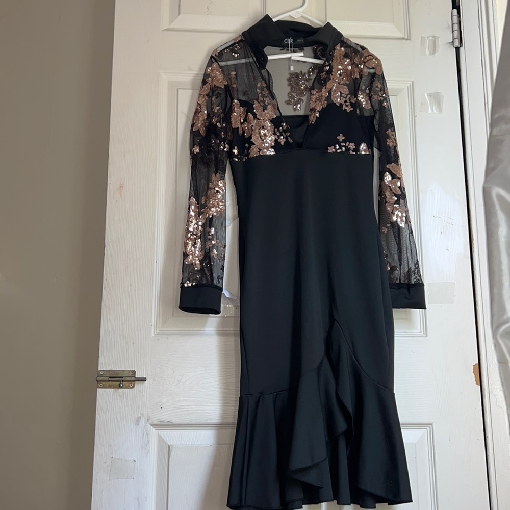 Im selling this lovely black dress with ling sleeves size M in woman